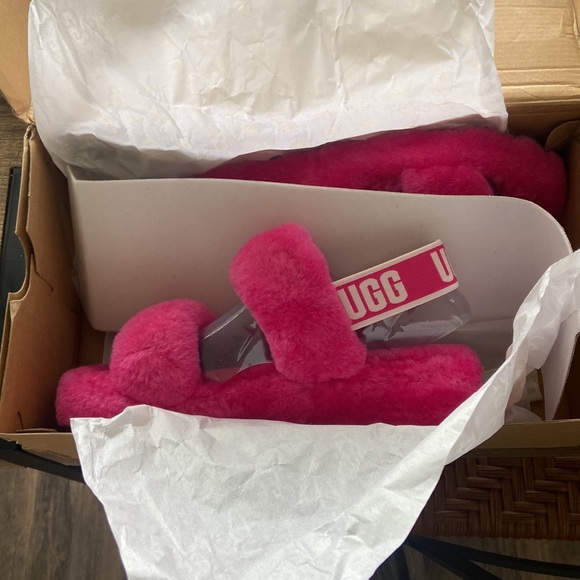 Uggs women’s pink fluff slippers - Picture 2 of 5